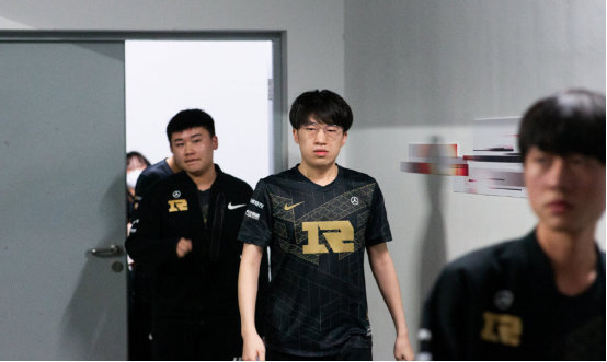 仁紧随其后 仁紧随其后